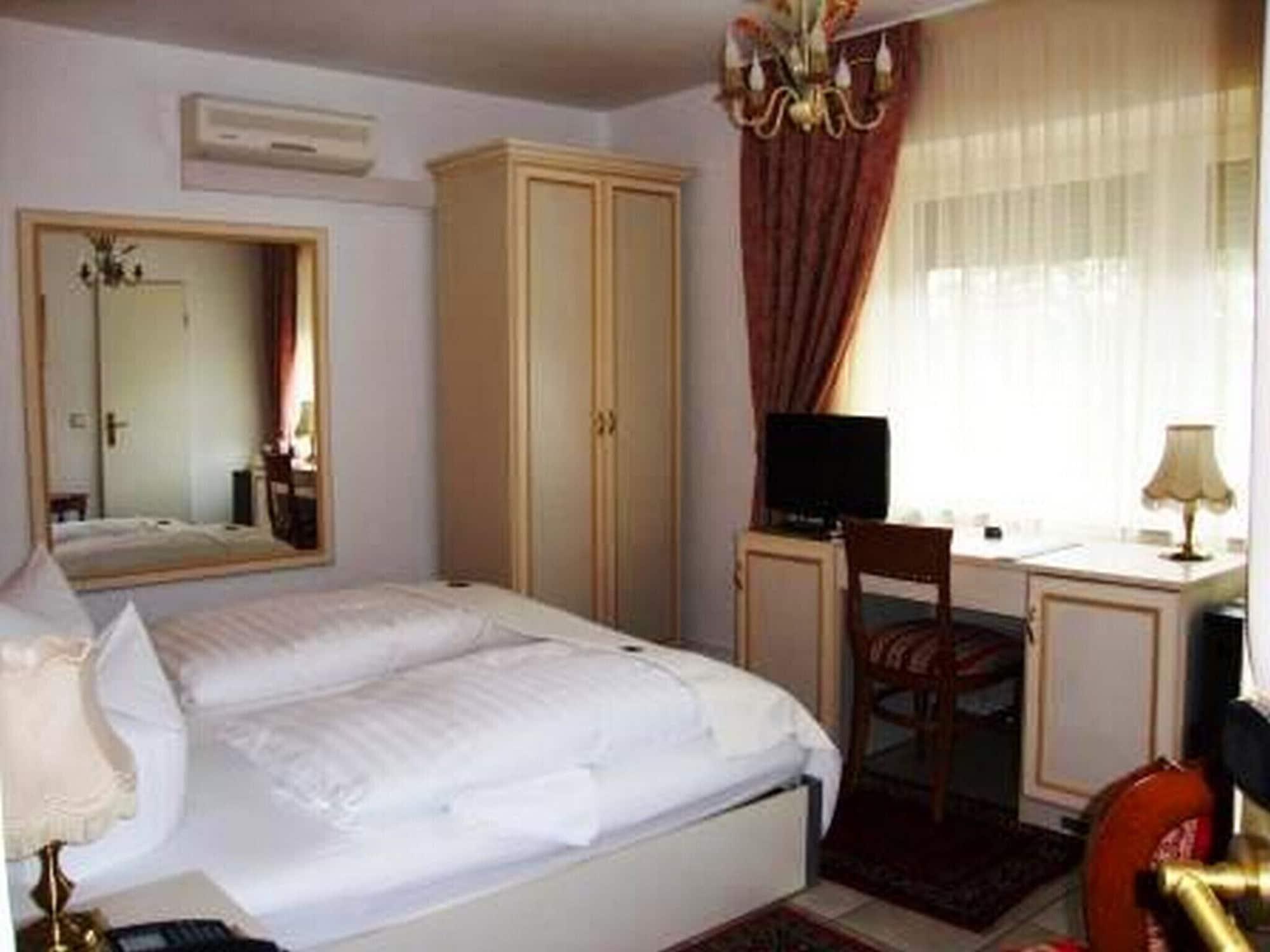 Haus Mooren, Hotel Garni Dusseldorf Exterior photo